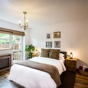 Rose Bed & Breakfast Swords